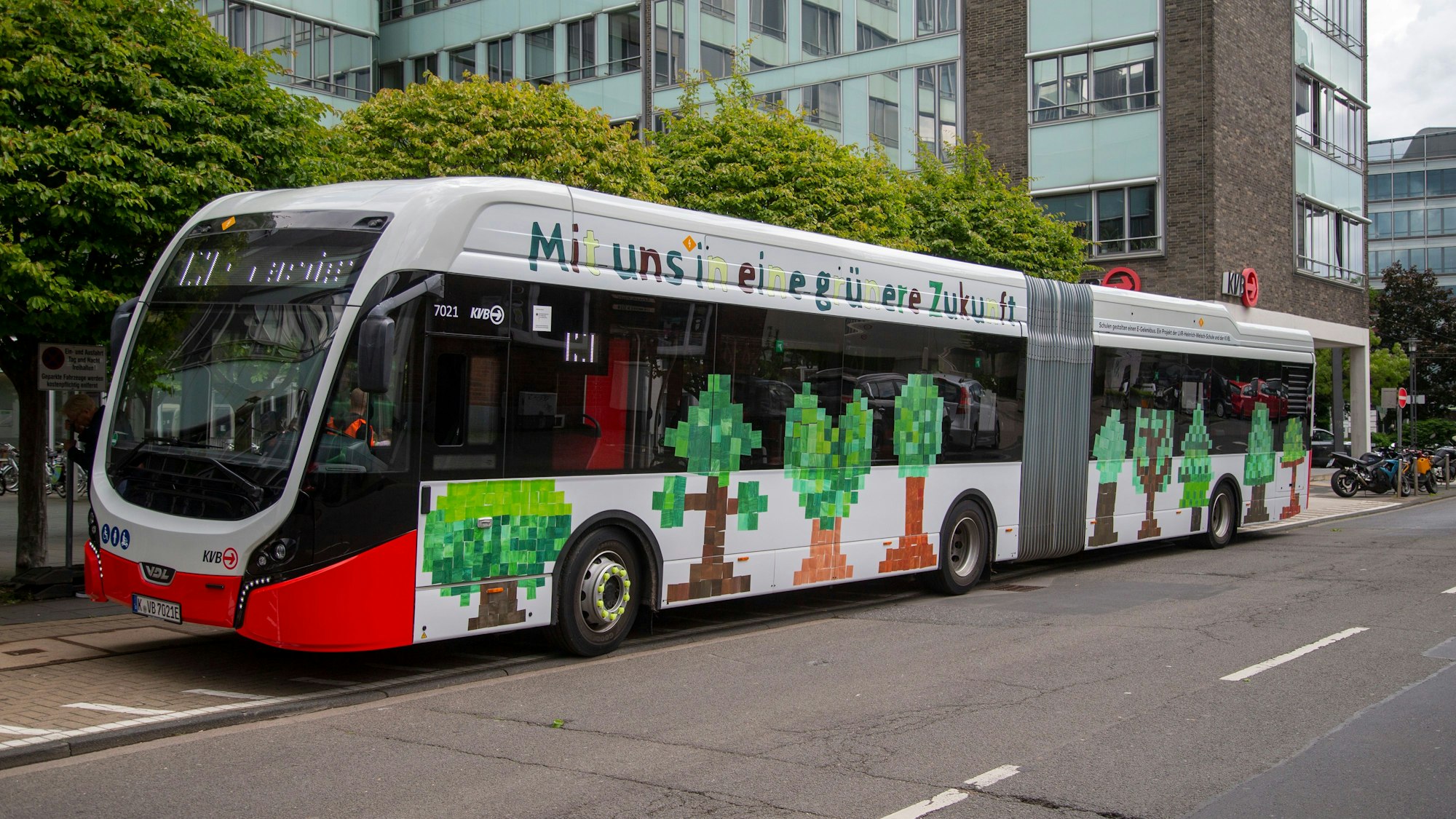 Deutlich preiswerter soll es für Schülerinnen und Schüler beim Abo für den ÖPNV werden.