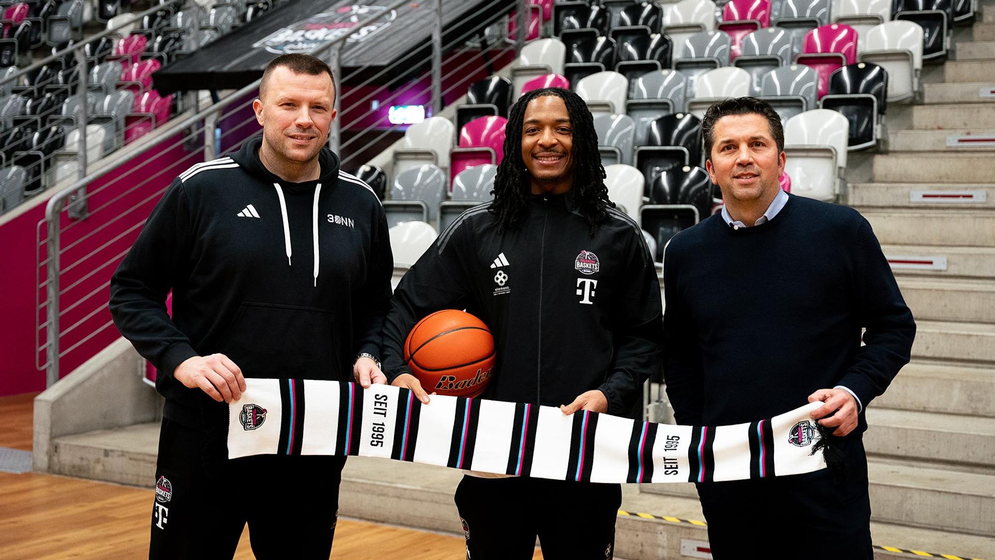 Neuzugang Jalen Finch (Mitte) mit Sportdirektor Savo Milovic (links) und Geschäftsführer Simon Pallmann.
