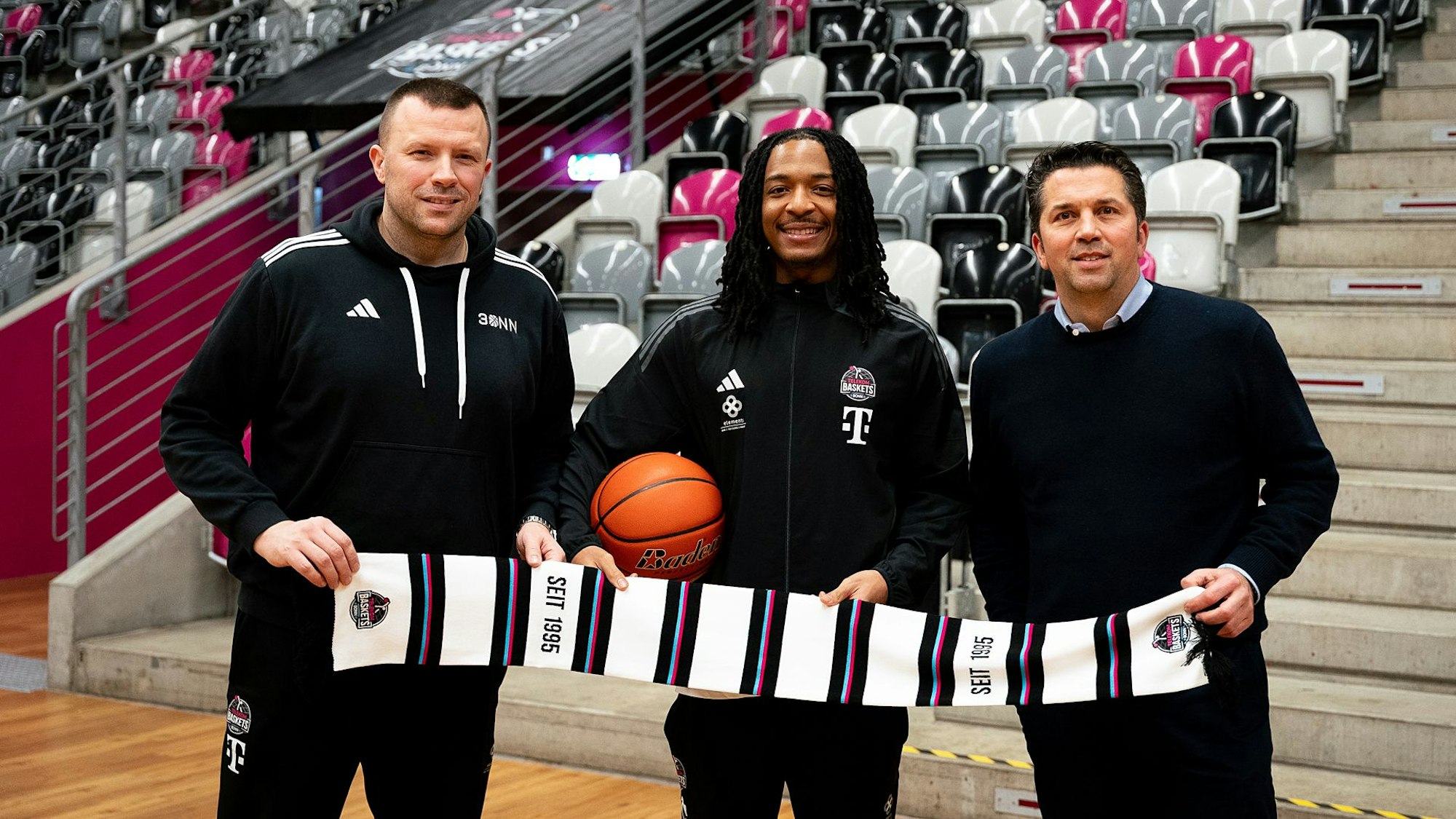 Neuzugang Jalen Finch (Mitte) mit Sportdirektor Savo Milovic (links) und Geschäftsführer Simon Pallmann.