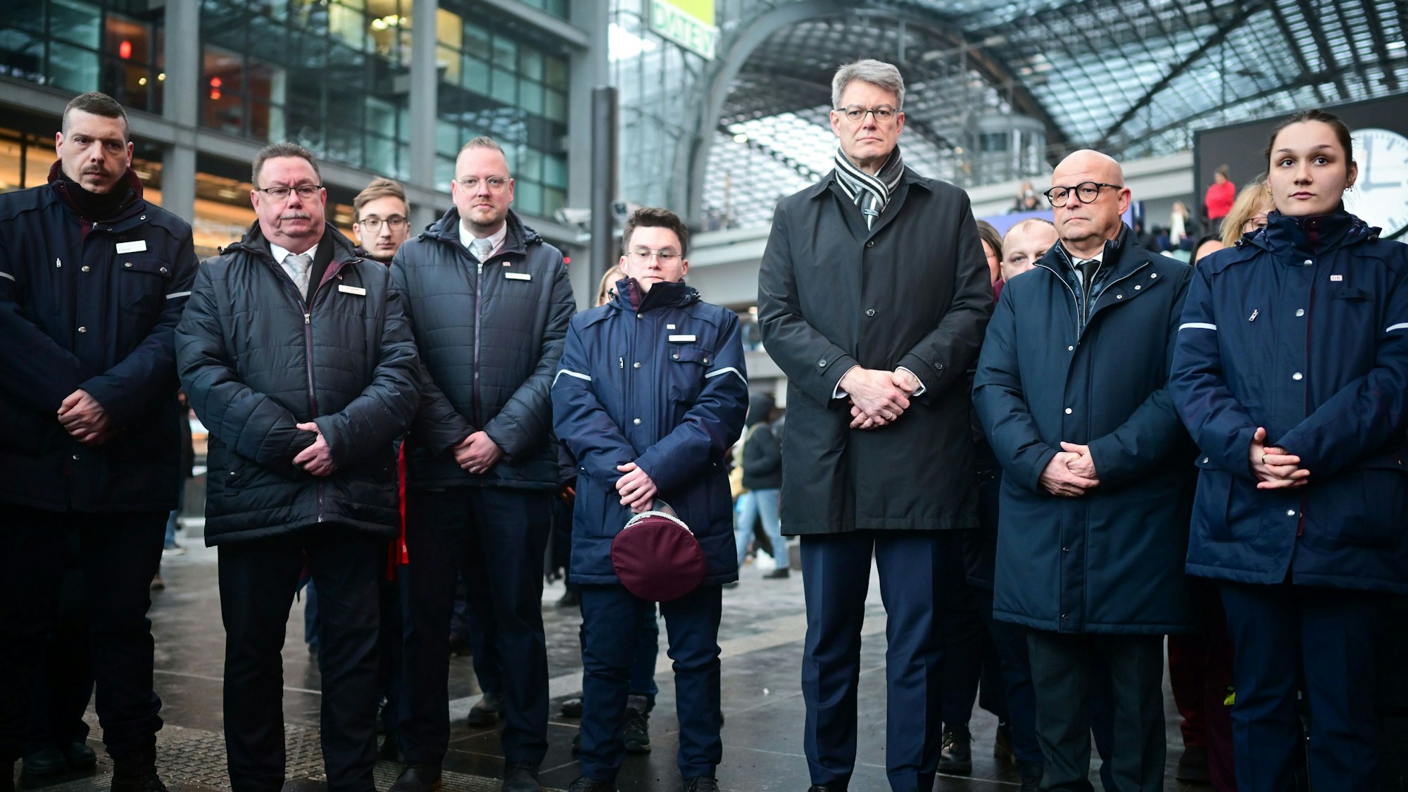 Patrick Schnieder (CDU, 3.v.r) bei der Schweigeminute im Berliner Hauptbahnhof.