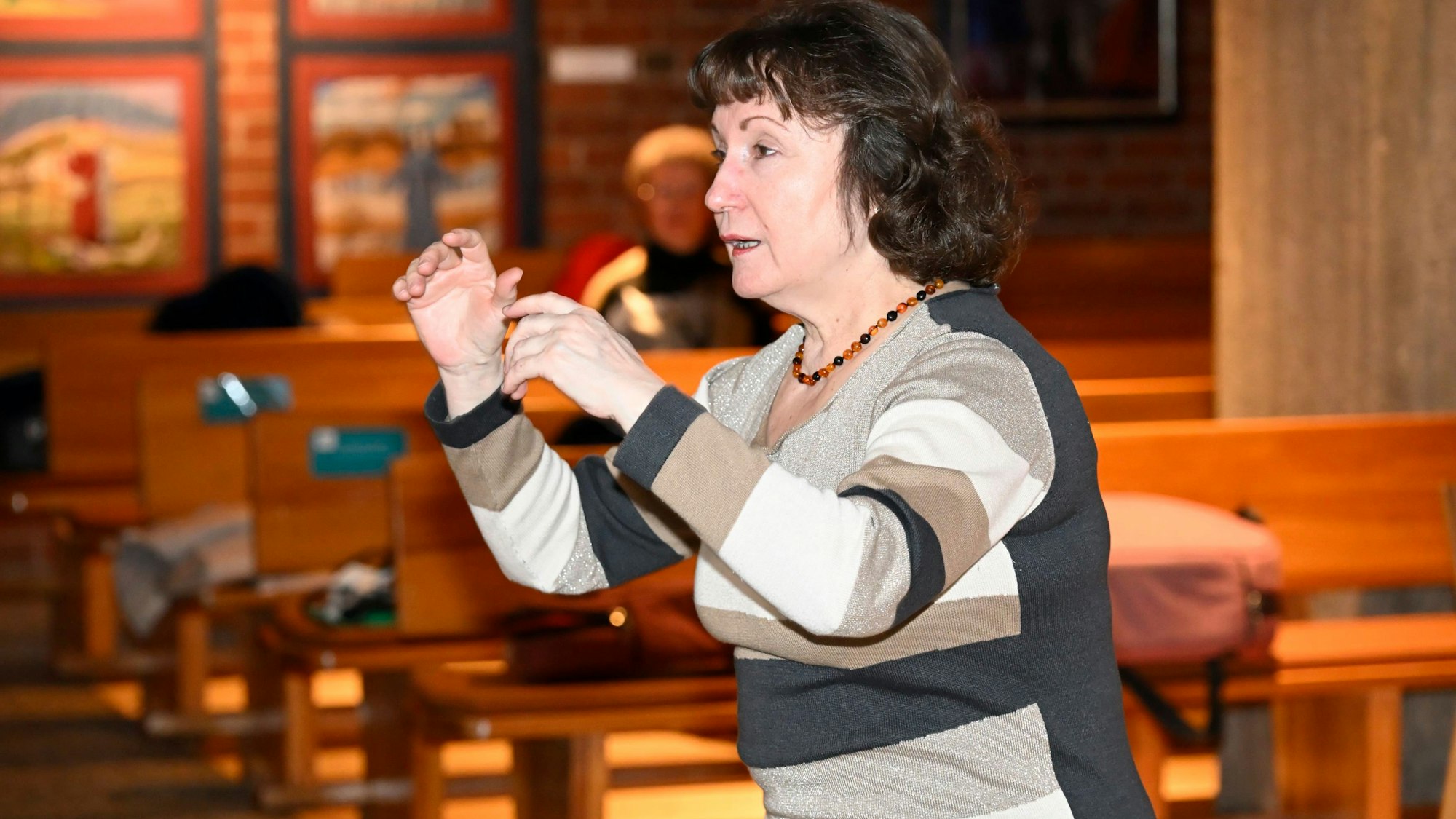 Die Dirigentin gibt den Takt an..