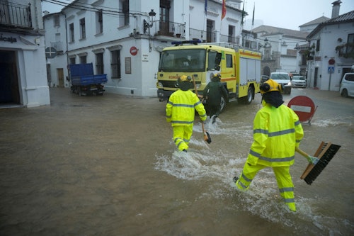 04.02.2026, Spanien, Grazamela: Einsatzkräfte verschiedener Feuerwehren beseitigen das Wasser in der Gemeinde Grazalema nach dem Durchzug des Tiefs „Leonardo“.