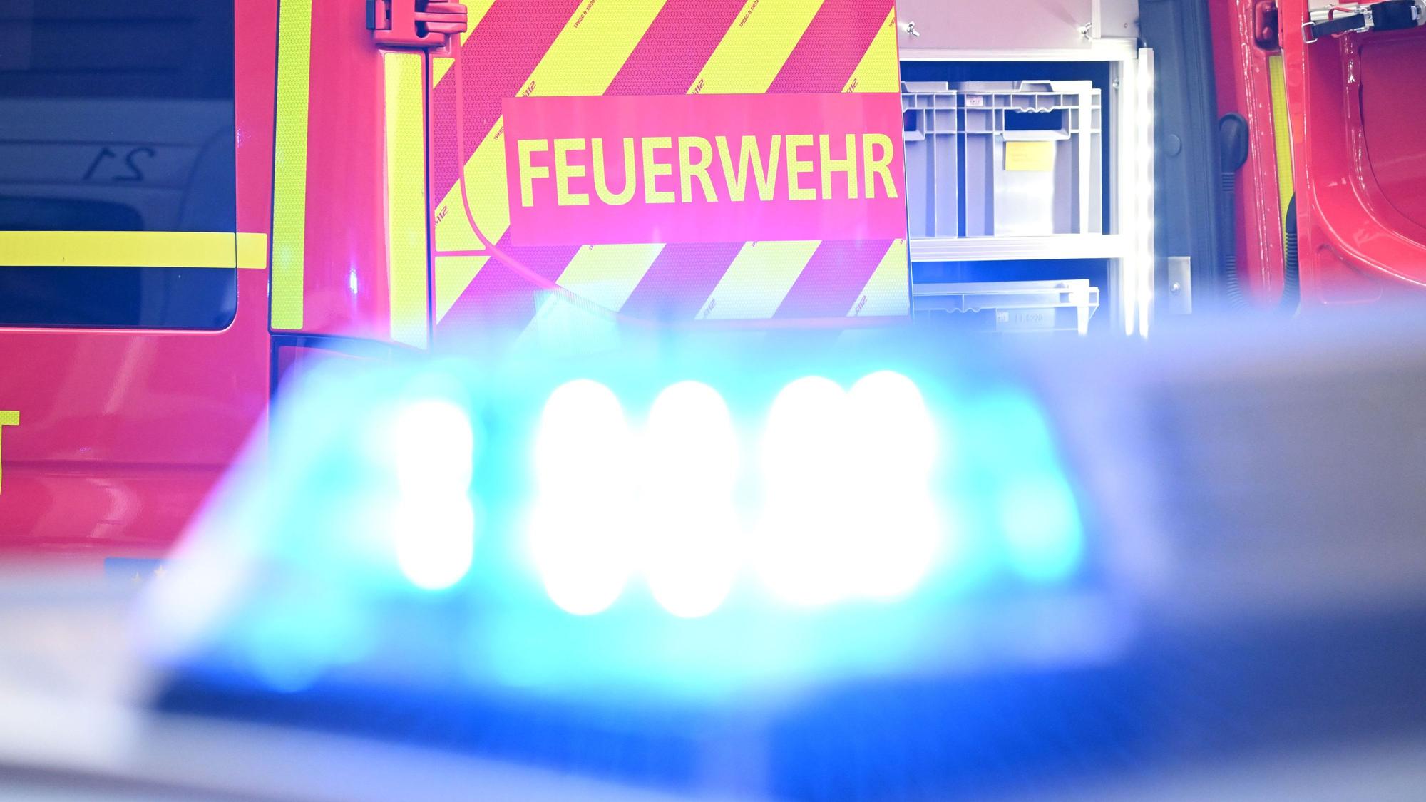 Feuerwehr und Polizei sind vor Ort, nachdem in Köln eine Person unter einen Bagger geraten ist.