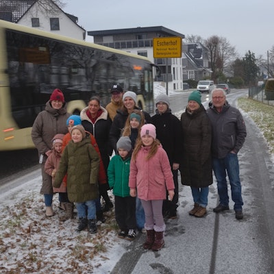 Sie fordern mehr Sicherheit in der Waldbröler Ortschaft Escherhof: Eva Rose (links), Markus Ohrendorf (Dritter von links) und Rainer Wirths (rechts) haben sich nun an die Politik gewandt.