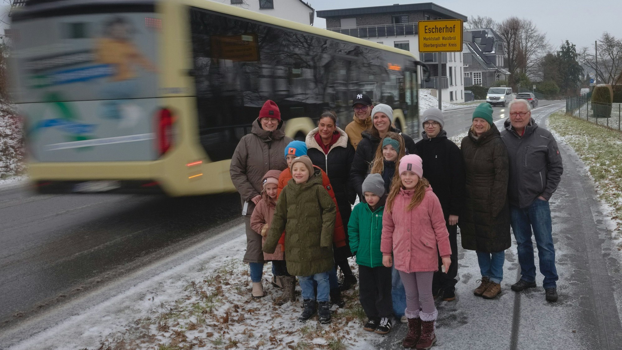 Sie fordern mehr Sicherheit in Escherhof: Eva Rose (links), Markus Ohrendorf (Dritter von links) und Rainer Wirths (rechts) haben sich mit Erfolg an die Waldbröler Stadtpolitik gewandt.
