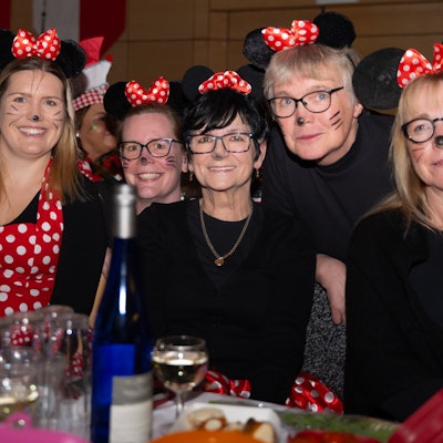 Das Bild beweist: Unter den vielen feiernden Frauen beim Mütterkaffee in Engelskirchen wurde auch diese Minnie-Maus-Gruppe gesichtet.