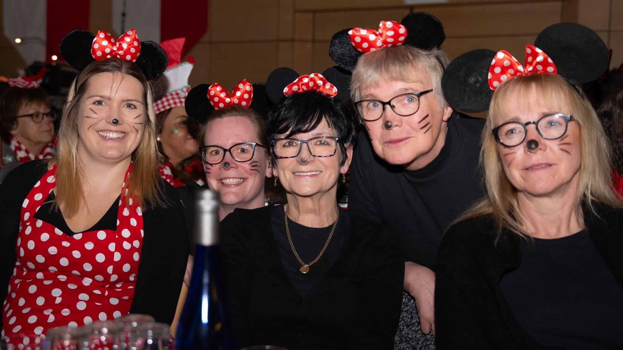Das Bild beweist: Unter den vielen feiernden Frauen beim Mütterkaffee in Engelskirchen wurde auch diese Minnie-Maus-Gruppe gesichtet.