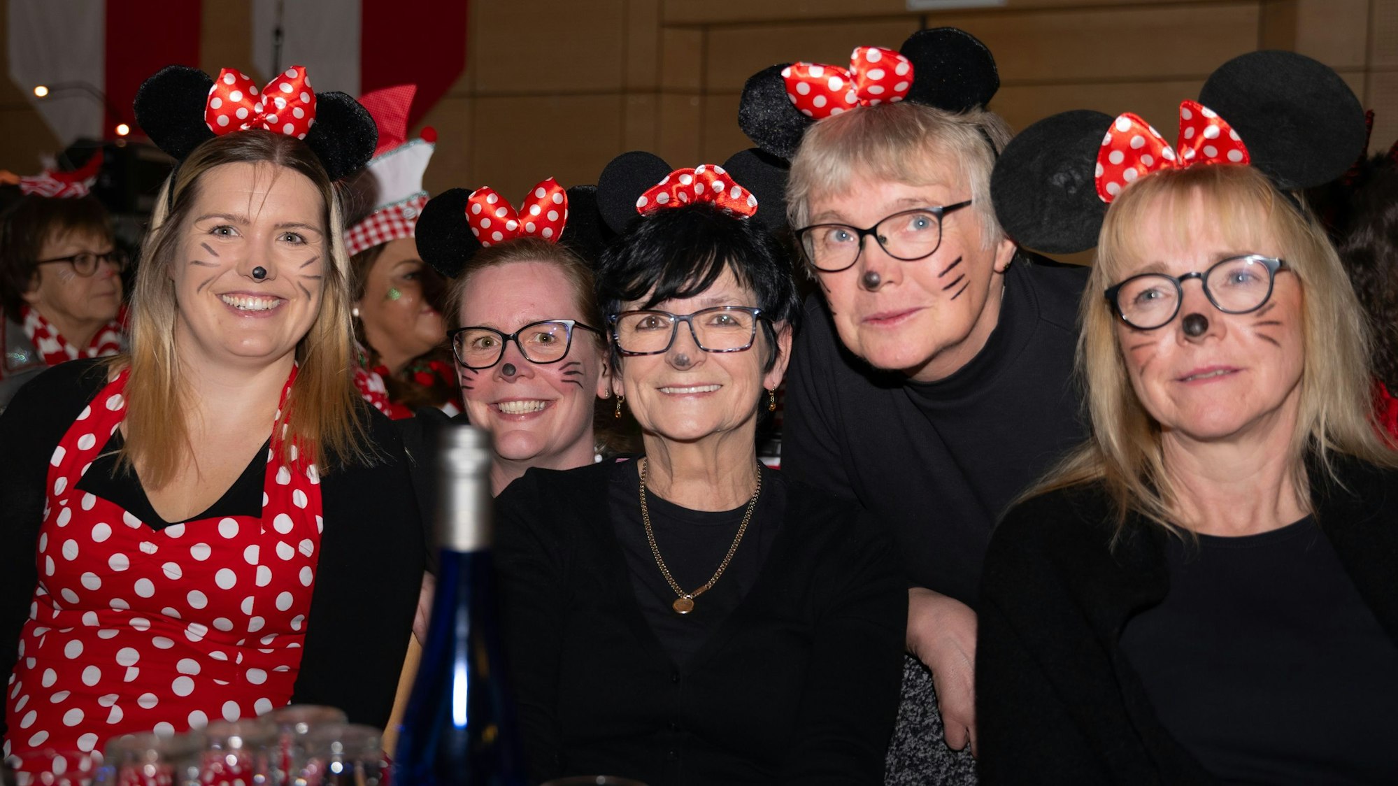 Das Bild beweist: Unter den vielen feiernden Frauen beim Mütterkaffee in Engelskirchen wurde auch diese Minnie-Maus-Gruppe gesichtet.