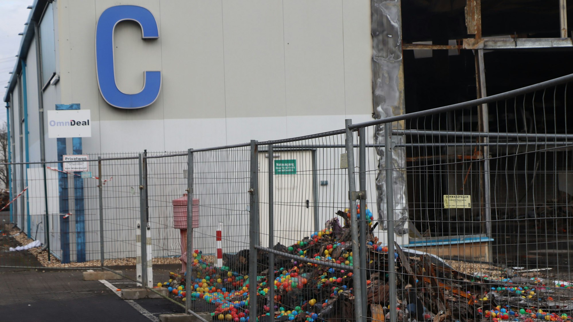 Zu sehen ist eine Lagerhalle, die bei einem Feuer Schaden genommen hat.