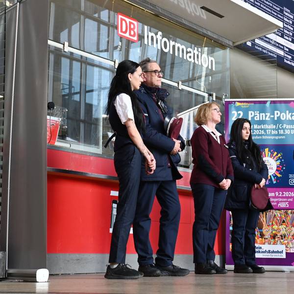 Bahnmitarbeitende gedenken am Mittwochnachmittag im Kölner Hauptbahnhof eines getöteten Kollegen.