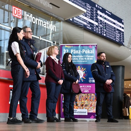 Bahnmitarbeitende gedenken am Mittwochnachmittag im Kölner Hauptbahnhof eines getöteten Kollegen.