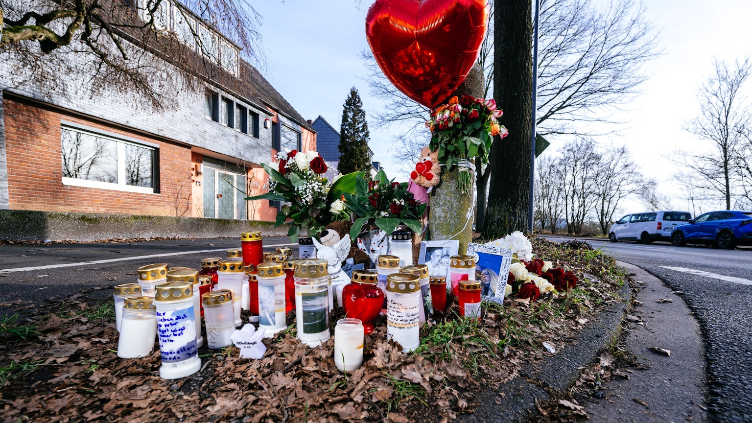 Angehörige und Freunde legten in Longerich Blumen und Kerzen in Gedenken an den 20-Jährigen nieder.