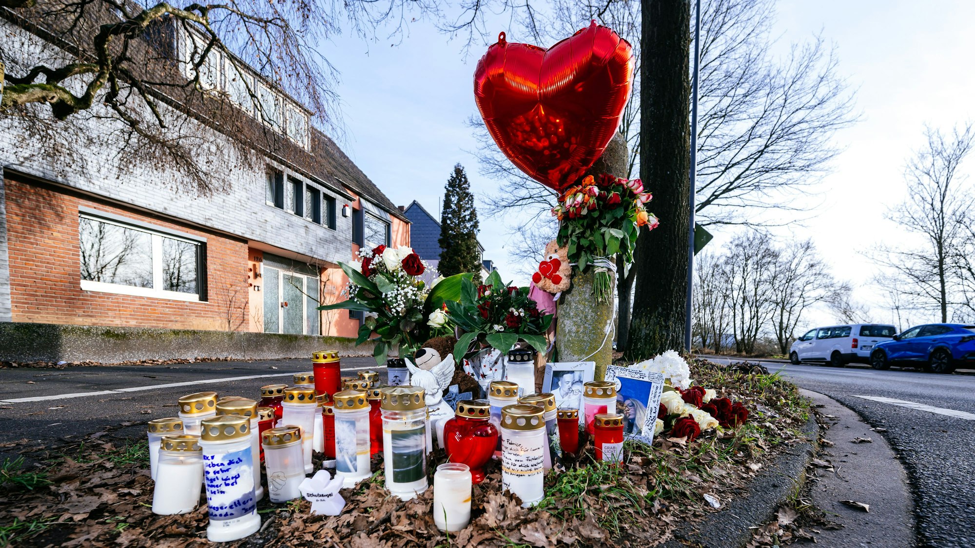 Angehörige und Freunde legten in Longerich Blumen und Kerzen in Gedenken an den 20-Jährigen nieder.