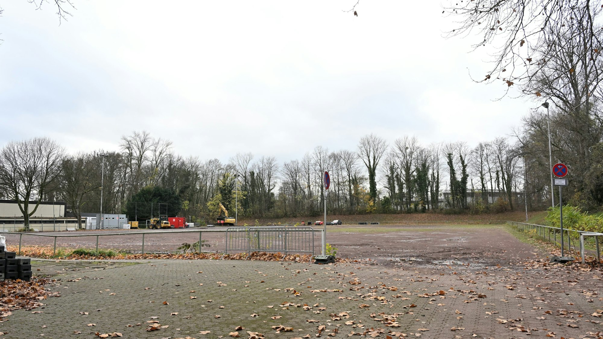 Das Foto zeigt den Aschenplatz vor der Schadstoffsanierung