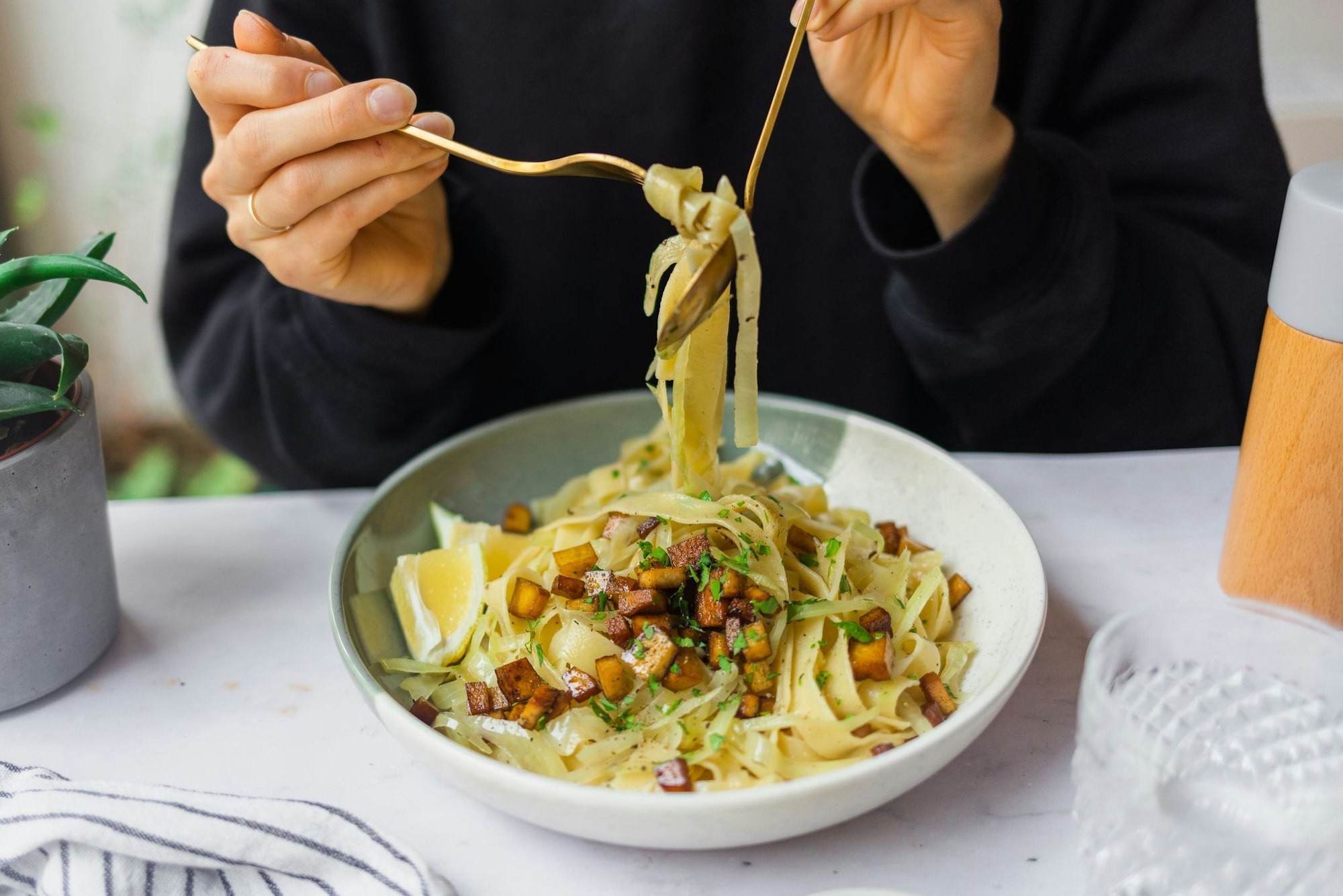 Weißkohl lässt sich auch wunderbar mit Pasta kombinieren. Lecker dazu sind gebratener Räuchertofu in Würfeln und etwas Zitronensaft.