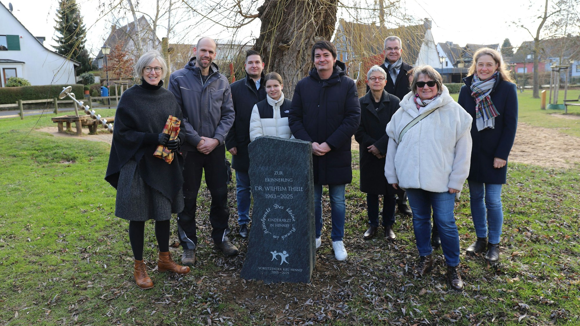 Martin Henschke (3.v.l.) hatte vor einem Jahr eine Petition für die Errichtung eines Gedenksteins gesartet, um an den Kinderarzt Dr. Wilhelm Thiele zu erinnern. Kurz nach dem 1. Jahrestag wurde eine Stele enthüllt.