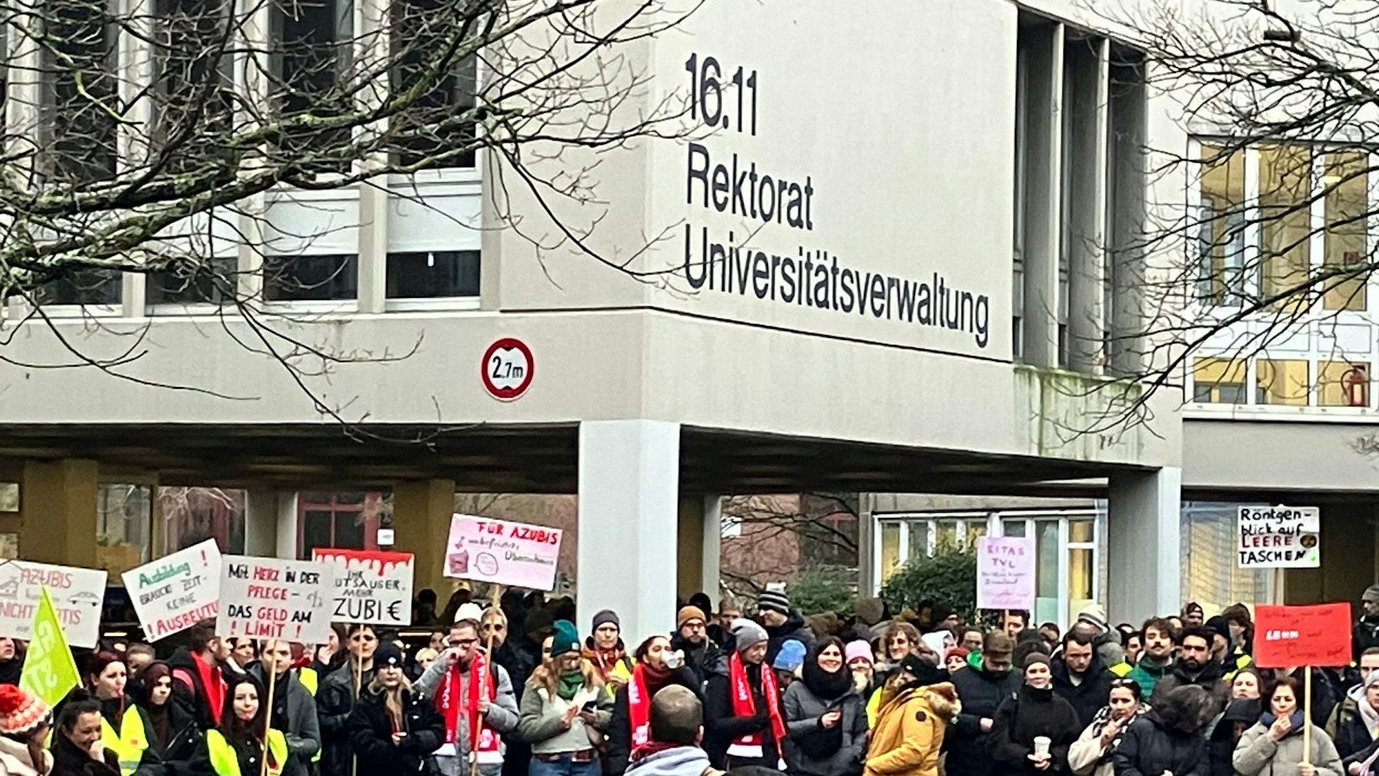 Teilnehmer einer Kundgebung haben sich vor dem Rektorat der Heinrich-Heine-Universität in Düsseldorf versammelt. Verdi NRW ruft für Mittwoch zu neuen Warnstreiks auf. (Archivbild)