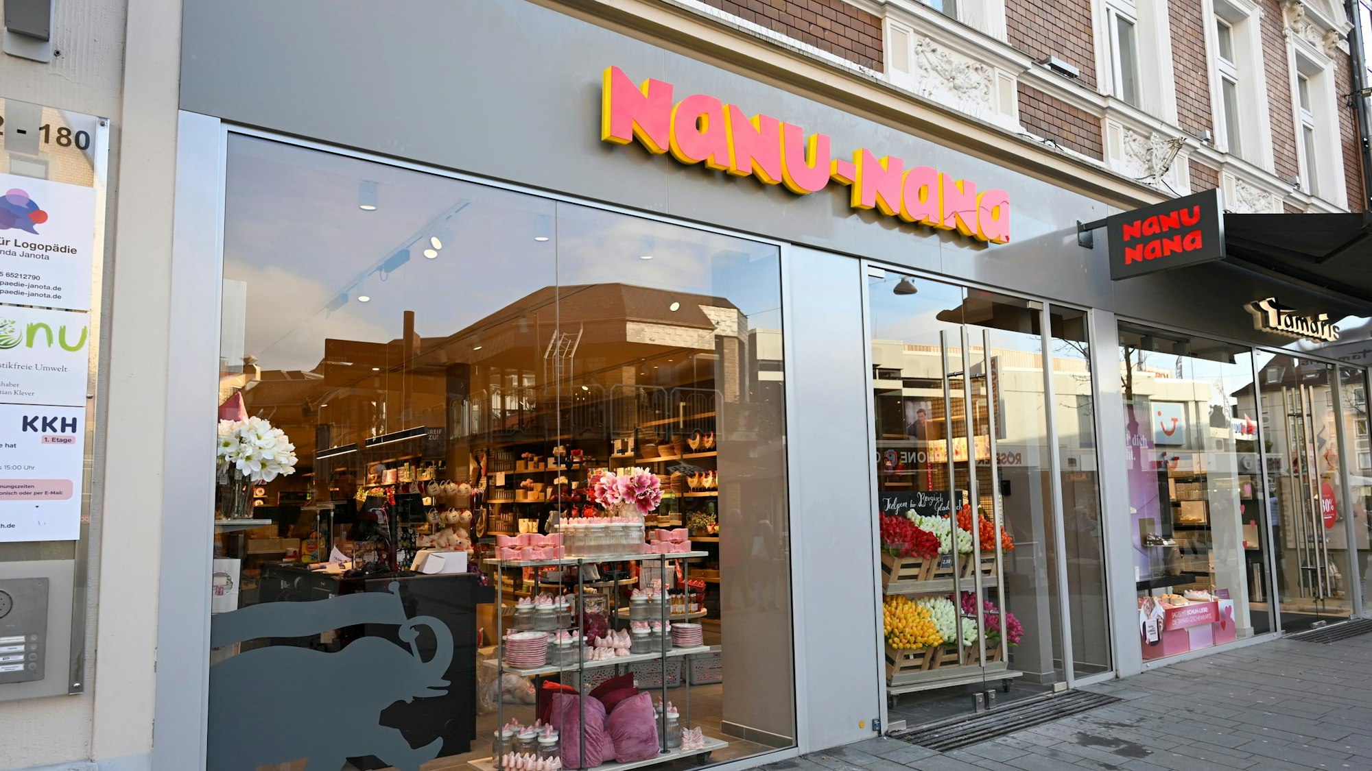 Das Ladenlokal der neuen Nanu-Nana-Filiale ziert ein Schriftzug mit dem Namen des Unternehmens in gelb-rot.