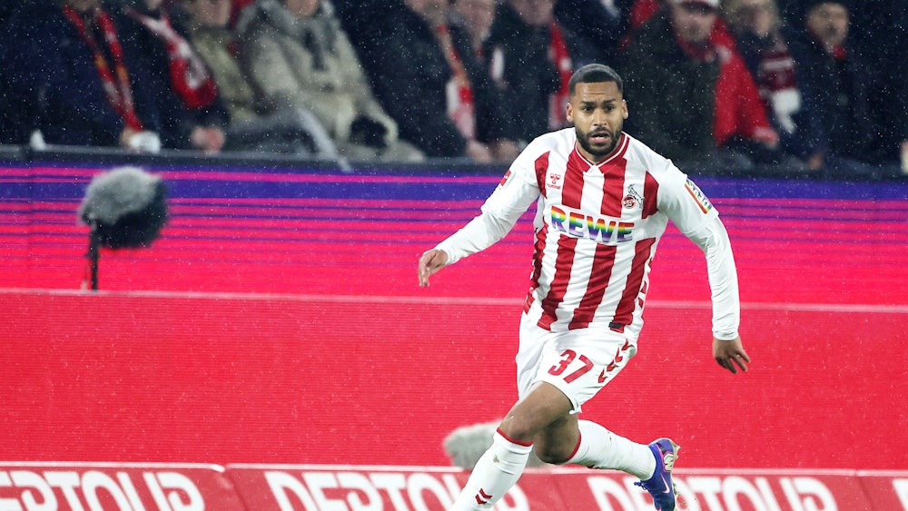 Linton Maina vom 1. FC Köln am Ball.