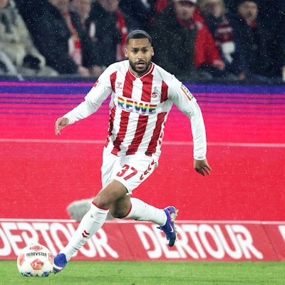 Linton Maina vom 1. FC Köln am Ball.