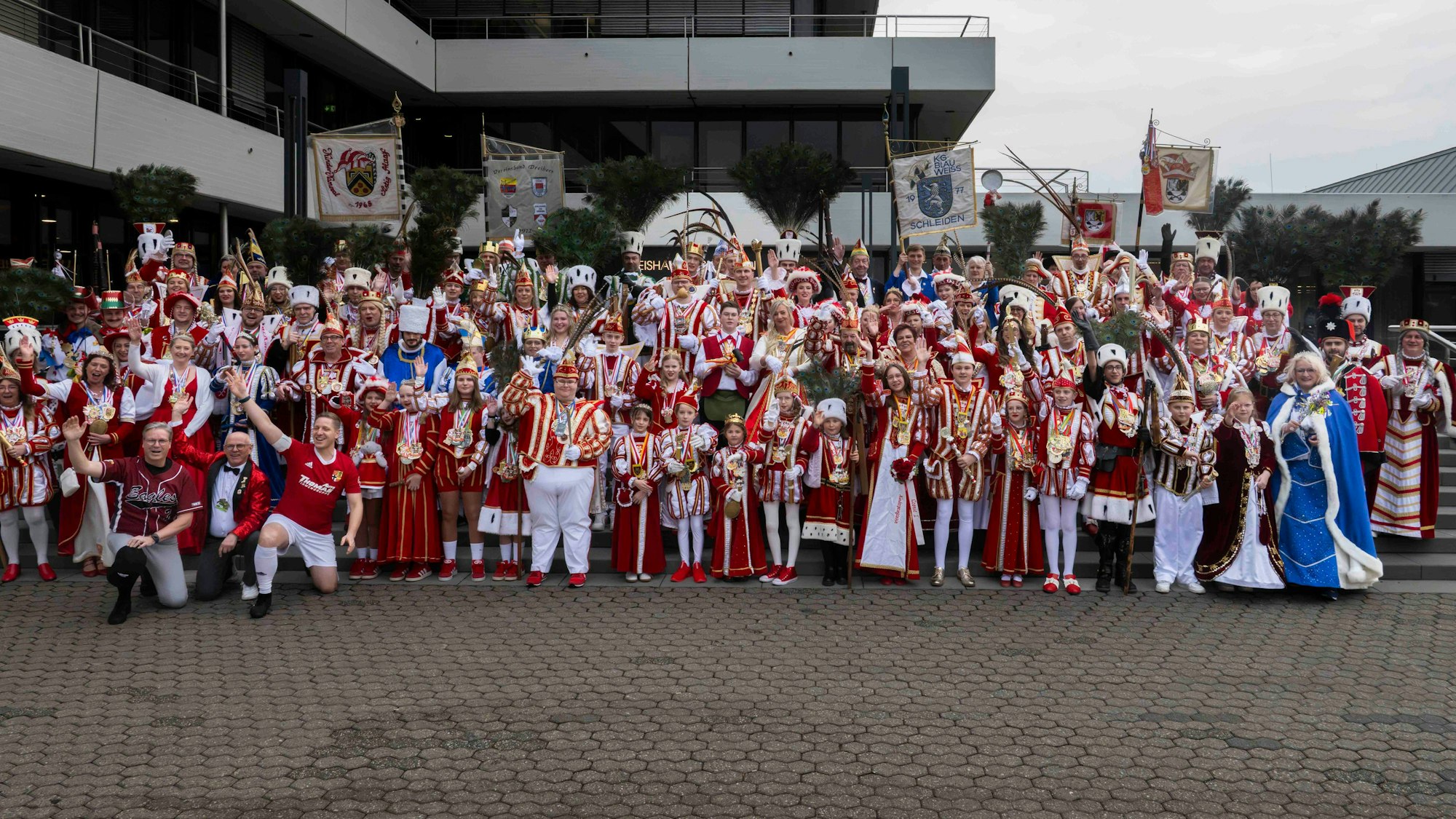 Tollitätenempfang beim Kreis Euskirchen. 81 Tollitäten haben sich vor dem Kreishaus aufgestellt.