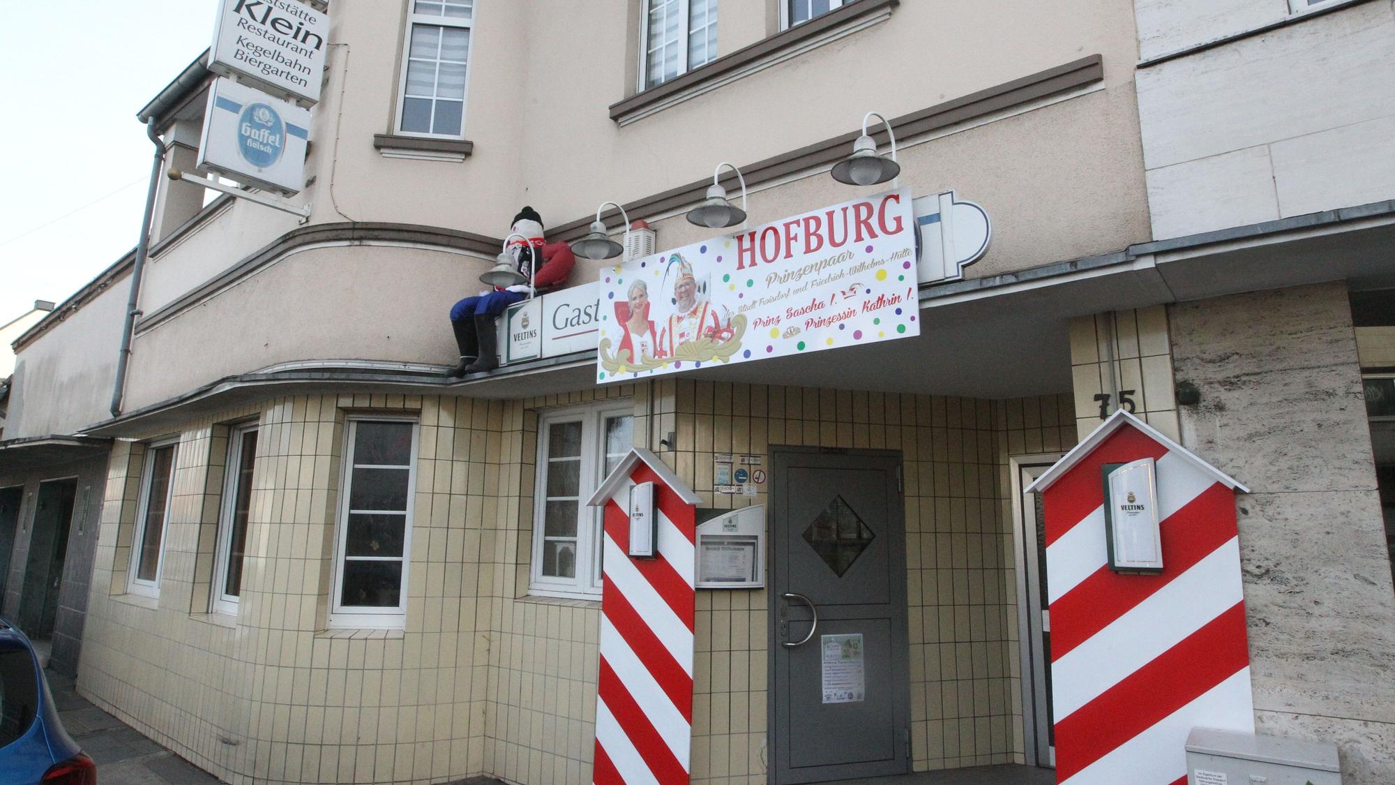 Der Nubbel hängt über der Hofburg des Troisdorfer Prinzenpaares.