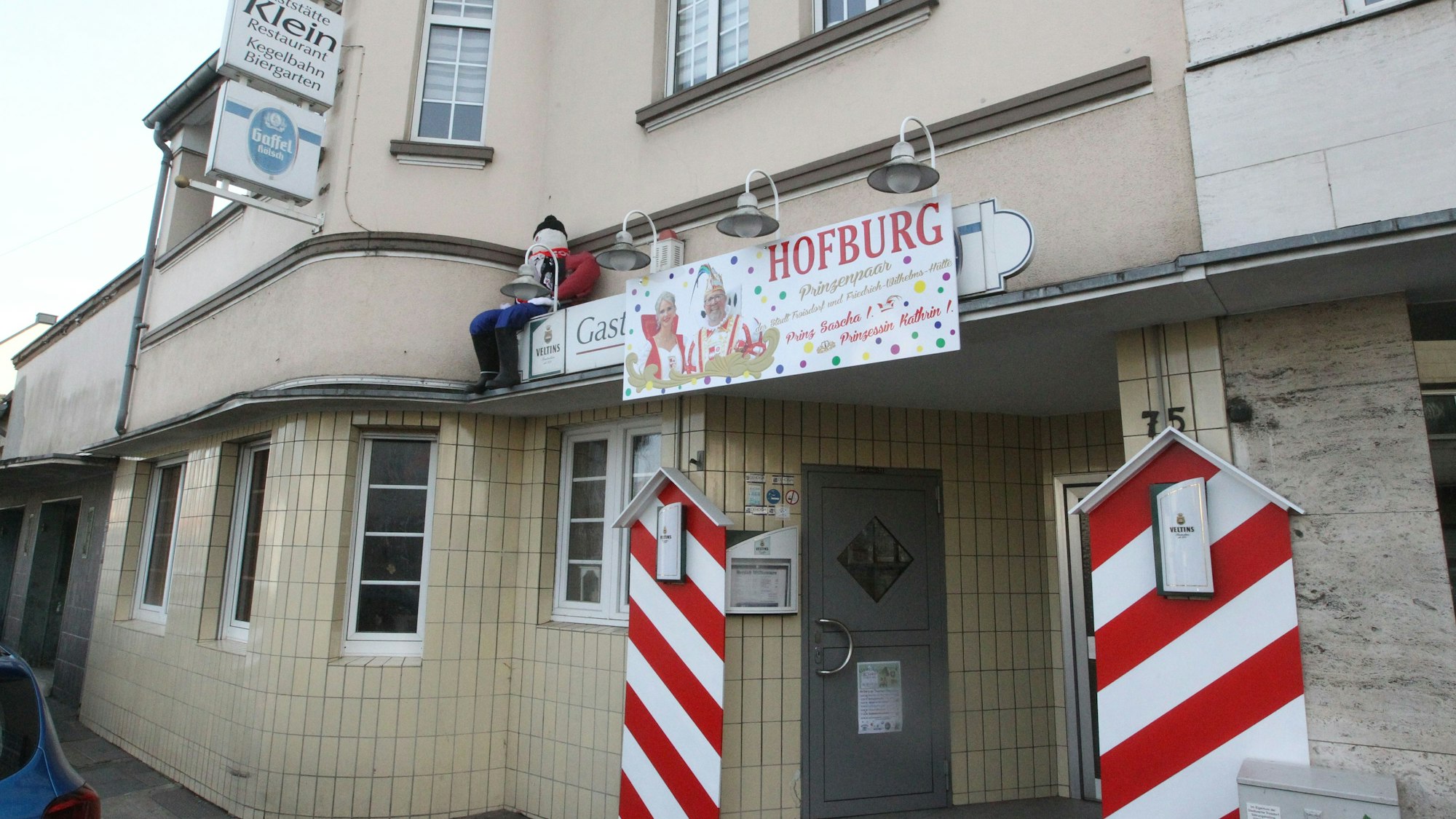 Der Nubbel hängt über der Hofburg des Troisdorfer Prinzenpaares.