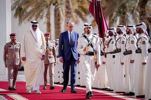 05.02.2026, Katar, Doha: Bundeskanzler Friedrich Merz (M, CDU) wird vom Emir des Staates Katar, Scheich Tamim bin Hamad bin Khalifa Al Thani, empfangen. Der Bundeskanzler reist erstmals in die Golfregion.