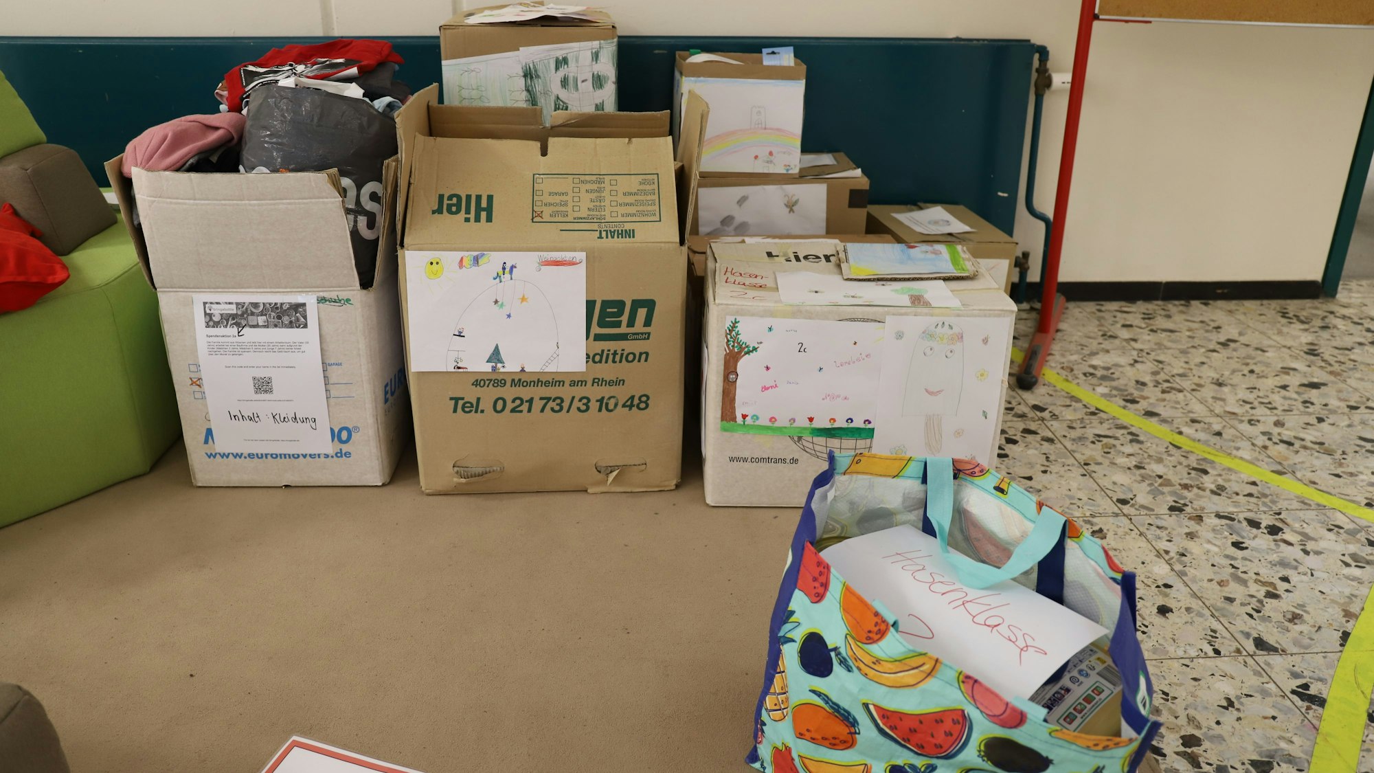 Die Pakete passten kaum in die beiden Autos der beiden Vorstandsmitglieder des Kinderschutzbundes.