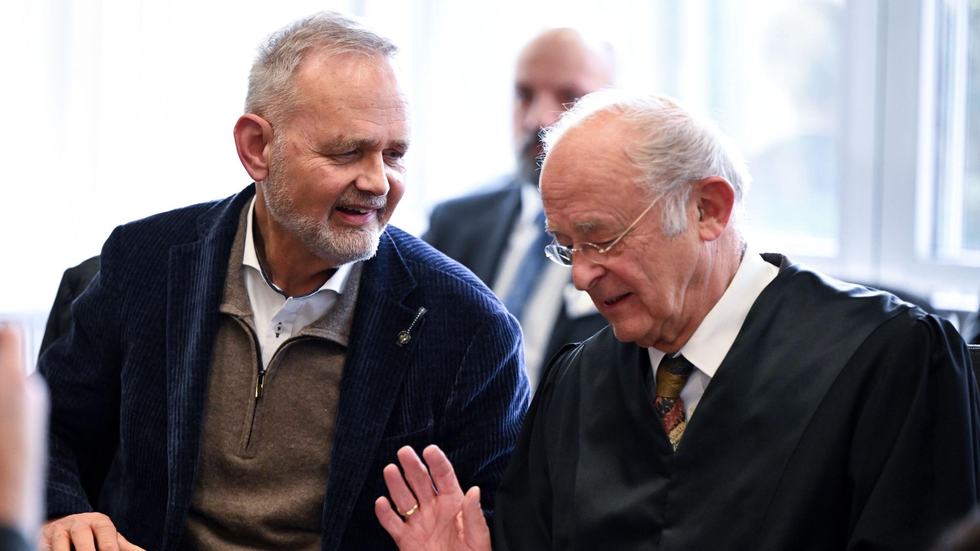 Kläger Joachim Volz (l.), Gynäkologe, wartet im Landesarbeitsgericht mit seinem Anwalt Till Müller-Heidelberg auf den Beginn der Verhandlung. Der Streit um ein Abtreibungsverbot des katholischen Klinikträgers in Lippstadt hat hohe Wellen geschlagen.