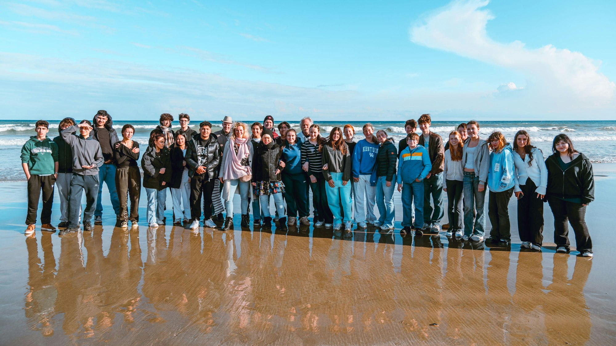 Eine Gruppe junger Menschen steht am Stand