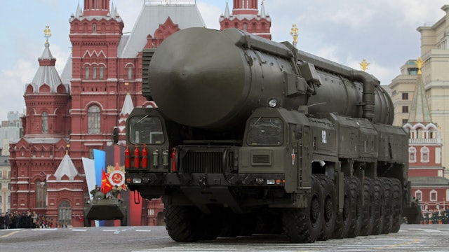 08.05.2011, Russland, Moskau: Eine strategische russische Atomrakete vom Typ Topol-M fährt bei der Militärparade zum Tag des Sieges über den Roten Platz.