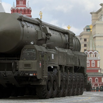 08.05.2011, Russland, Moskau: Eine strategische russische Atomrakete vom Typ Topol-M fährt bei der Militärparade zum Tag des Sieges über den Roten Platz.