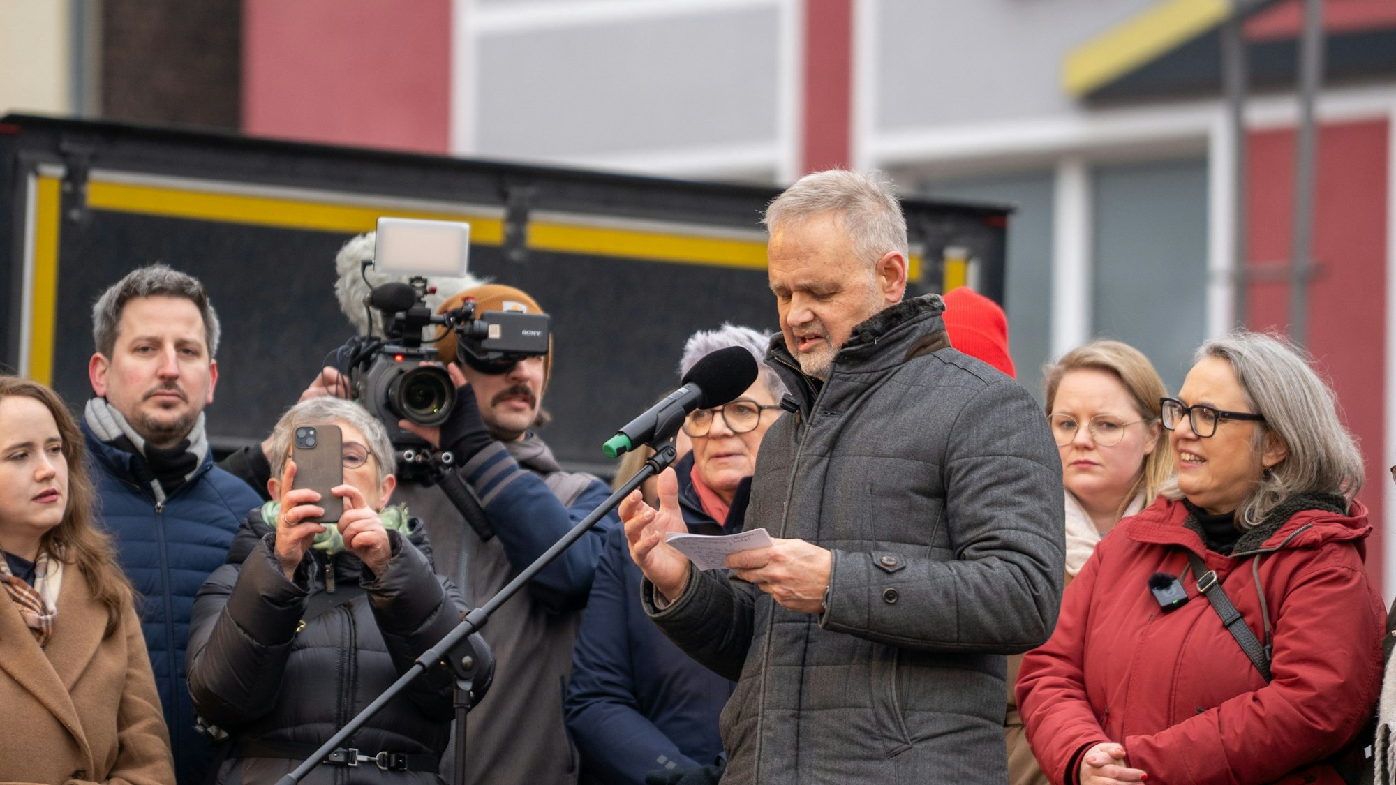 Der Gynäkologe Joachim Volz spricht bei einer Demonstration. In Hamm in Westfalen haben mehrere Hundert Menschen „gegen das katholische Abtreibungsverbot“ am Klinikum Lippstadt protestiert.