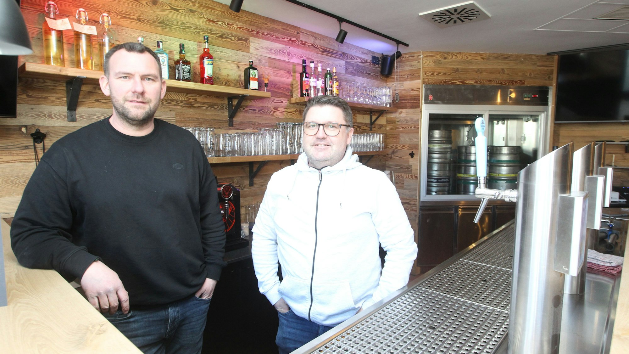 In Windeck in der ehemaligen Metzgerei Weinstock eröffnet am Wochenende die Kneipe von Sascha Solbach und Heiko Bender. Im „HeiSa's“ ist man zu Gast bei Freunden.