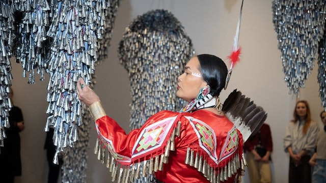 Acosia Red Elk im Museum Ludwig vor den Werken von Marie Watt.