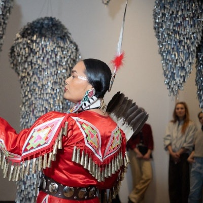 Acosia Red Elk im Museum Ludwig vor den Werken von Marie Watt.