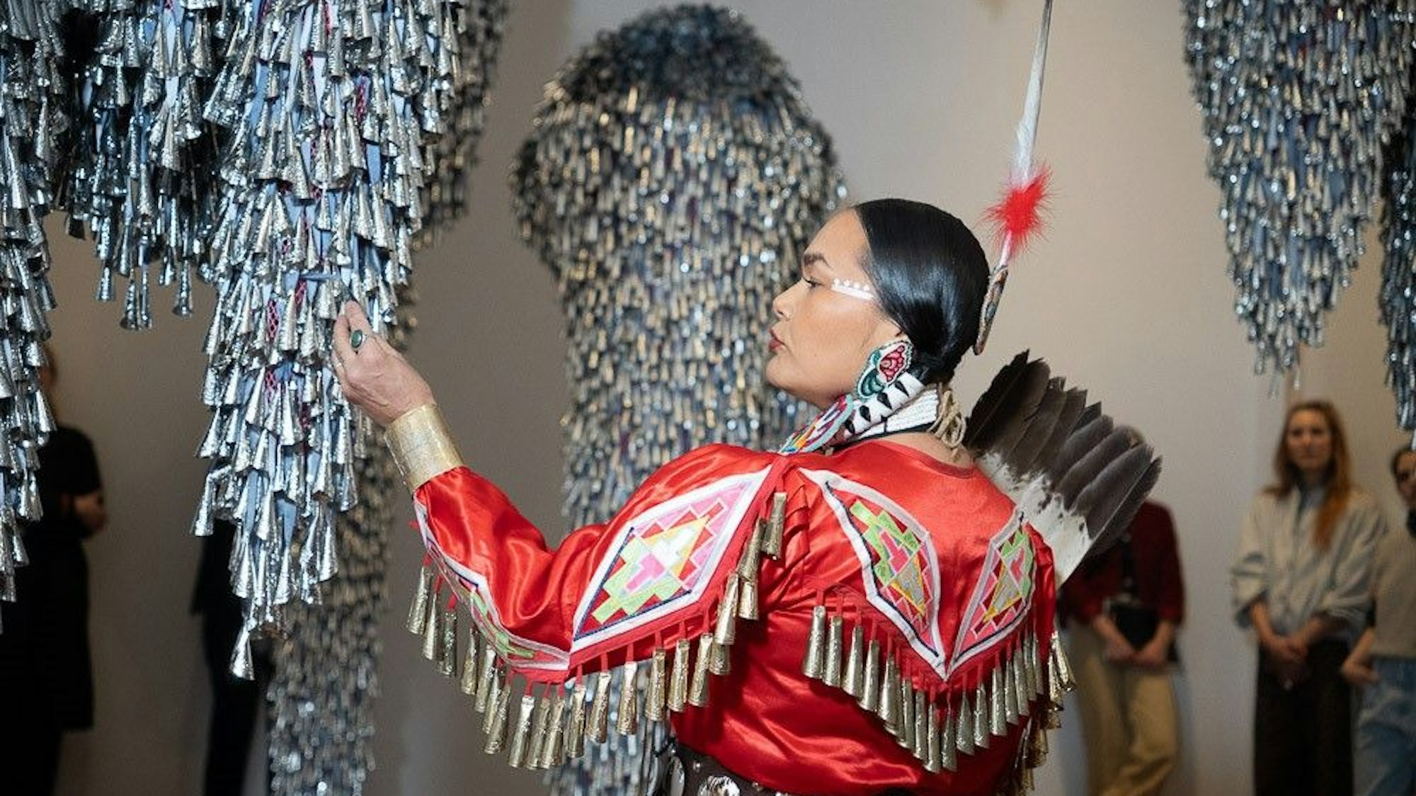 Acosia Red Elk im Museum Ludwig vor den Werken von Marie Watt.