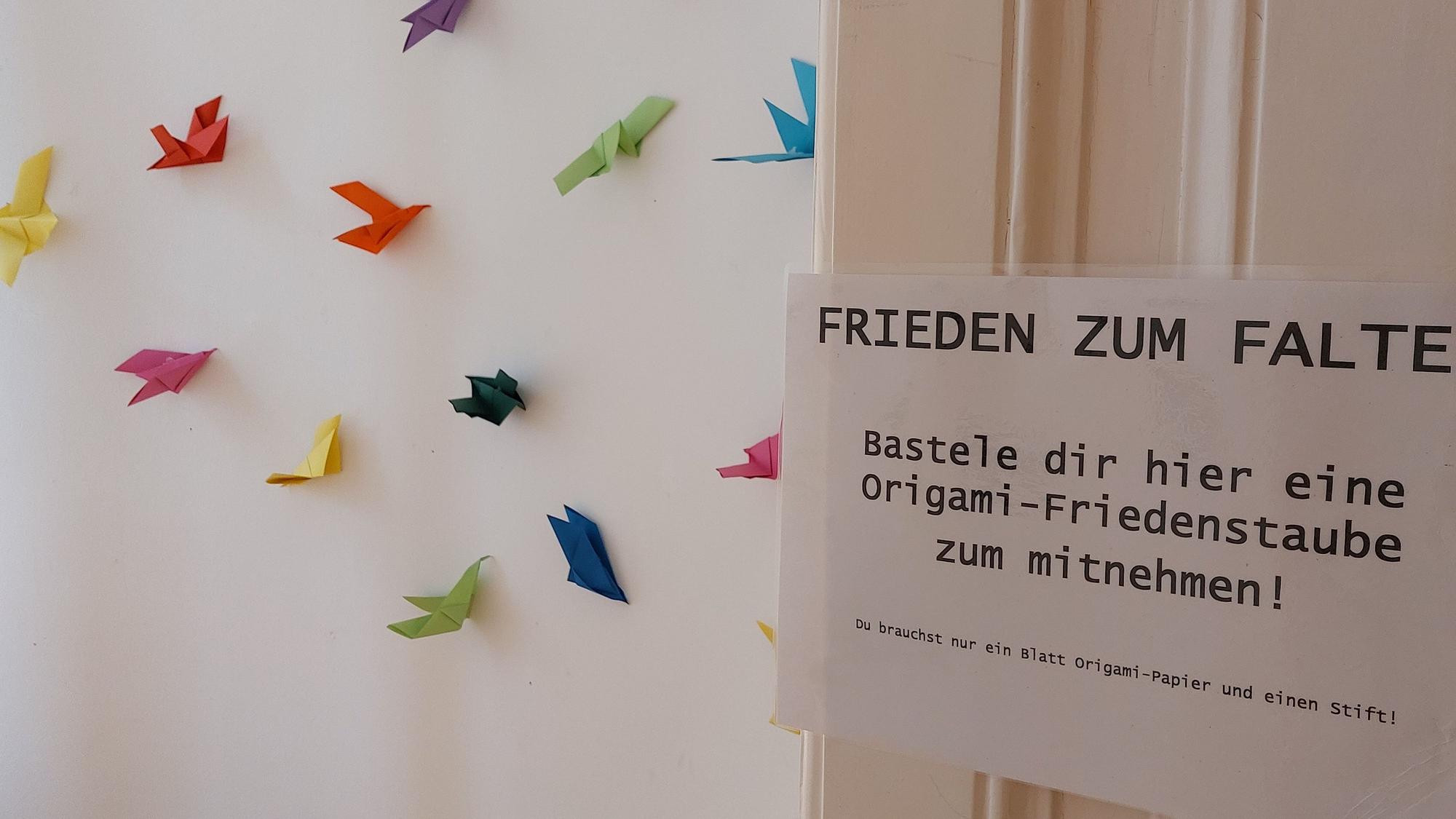 "Kennst du schon das Friedenstier" heißt die neue Ausstellung im Bilderbuchmuseum Burg Wissem in troisdorf