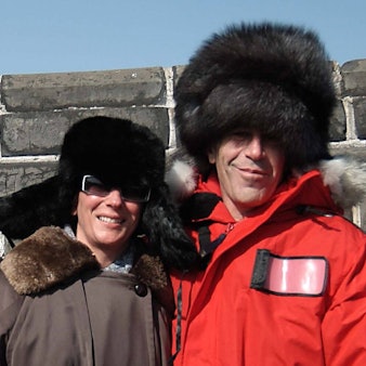 Sexualstraftäter Jeffrey Epstein zusammen mit Mittäterin Ghislaine Maxwell auf einer Archivaufnahme. Epsteins Verbindungen nach Russland rücken nun in den Fokus.