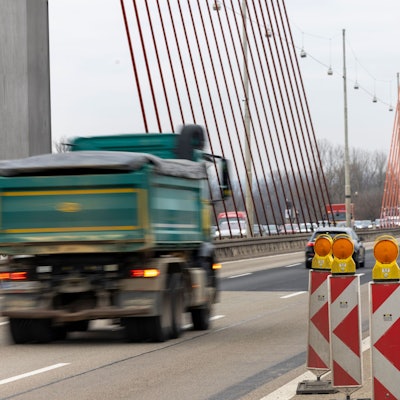 Schwere Lkw dürfen von nächster Woche an nicht mehr über die Bonner Nordbrücke der Autobahn 565 fahren. Die Bausubstanz soll so bis zu einem Neubau in den 2030er Jahren geschont werden.