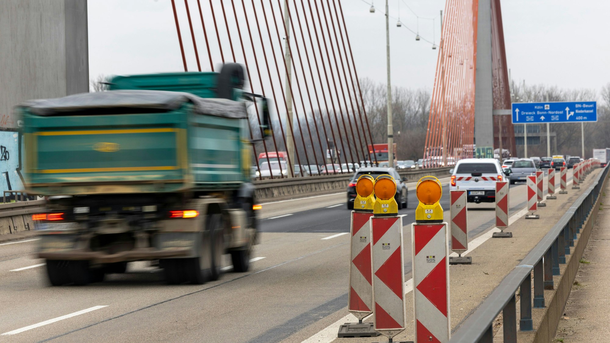 Schwere Lkw dürfen von nächster Woche an nicht mehr über die Bonner Nordbrücke der Autobahn 565 fahren. Die Bausubstanz soll so bis zu einem Neubau in den 2030er Jahren geschont werden.