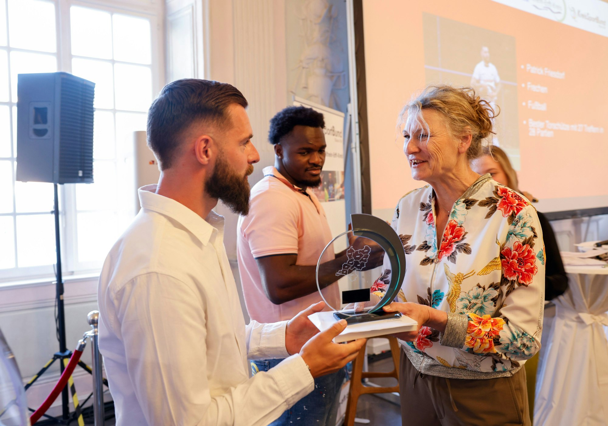 Das Bild zeigt Heike Henkel bei der Übergabe der Preise.