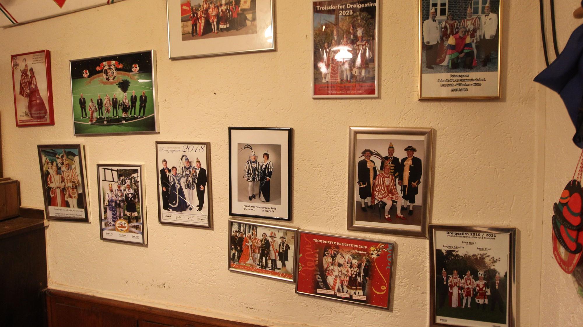 Die Fotos zahlreicher Karnevalsregenten hängen an der Wand.