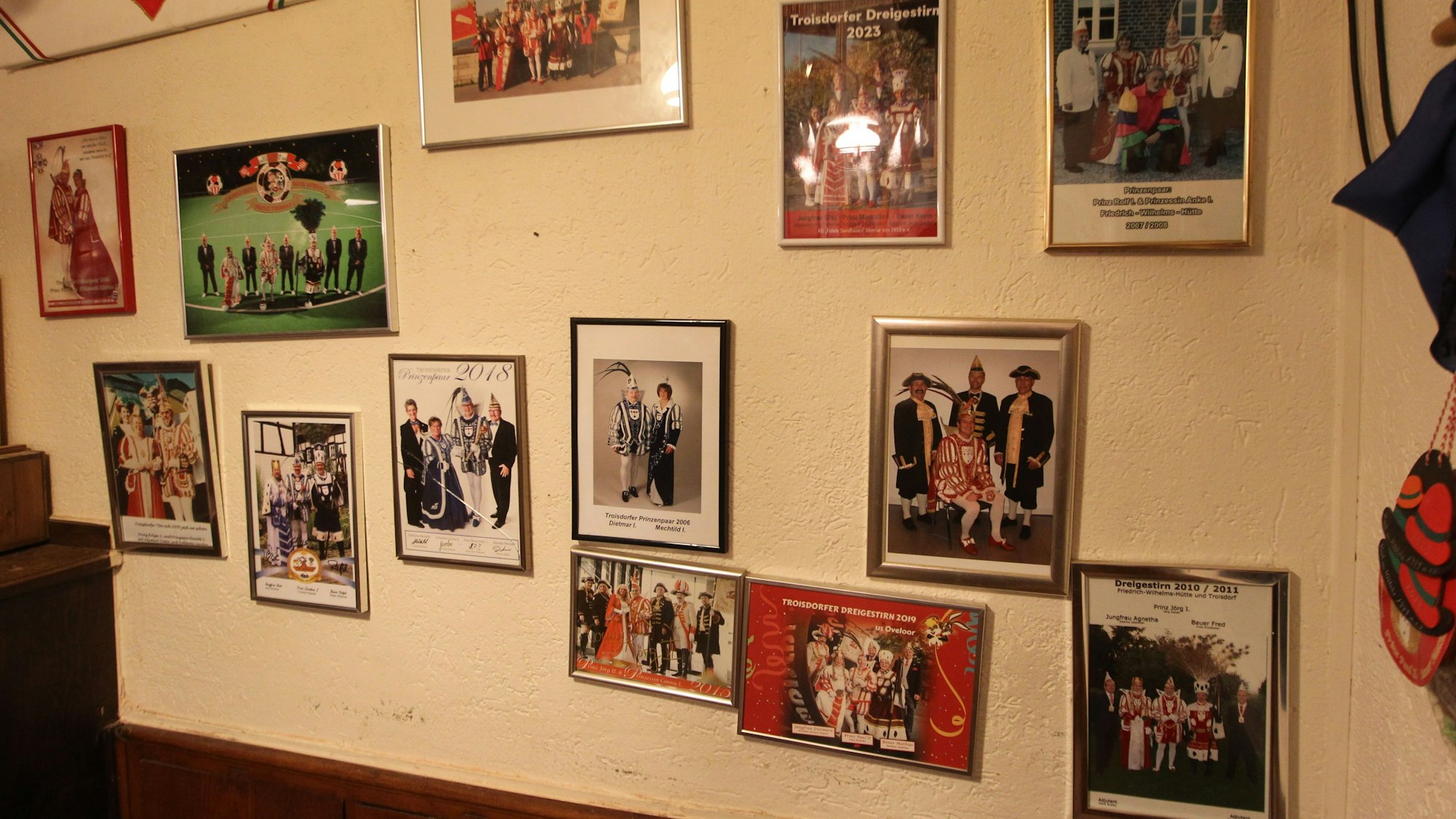Die Fotos zahlreicher Karnevalsregenten hängen an der Wand.