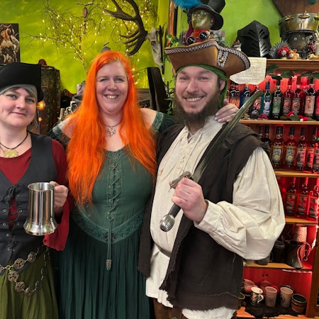 Mit einem Basis-Outfit bastelt Talena Rheingold (Mitte) drei verschiedene Kostüme für ihre Freunde.