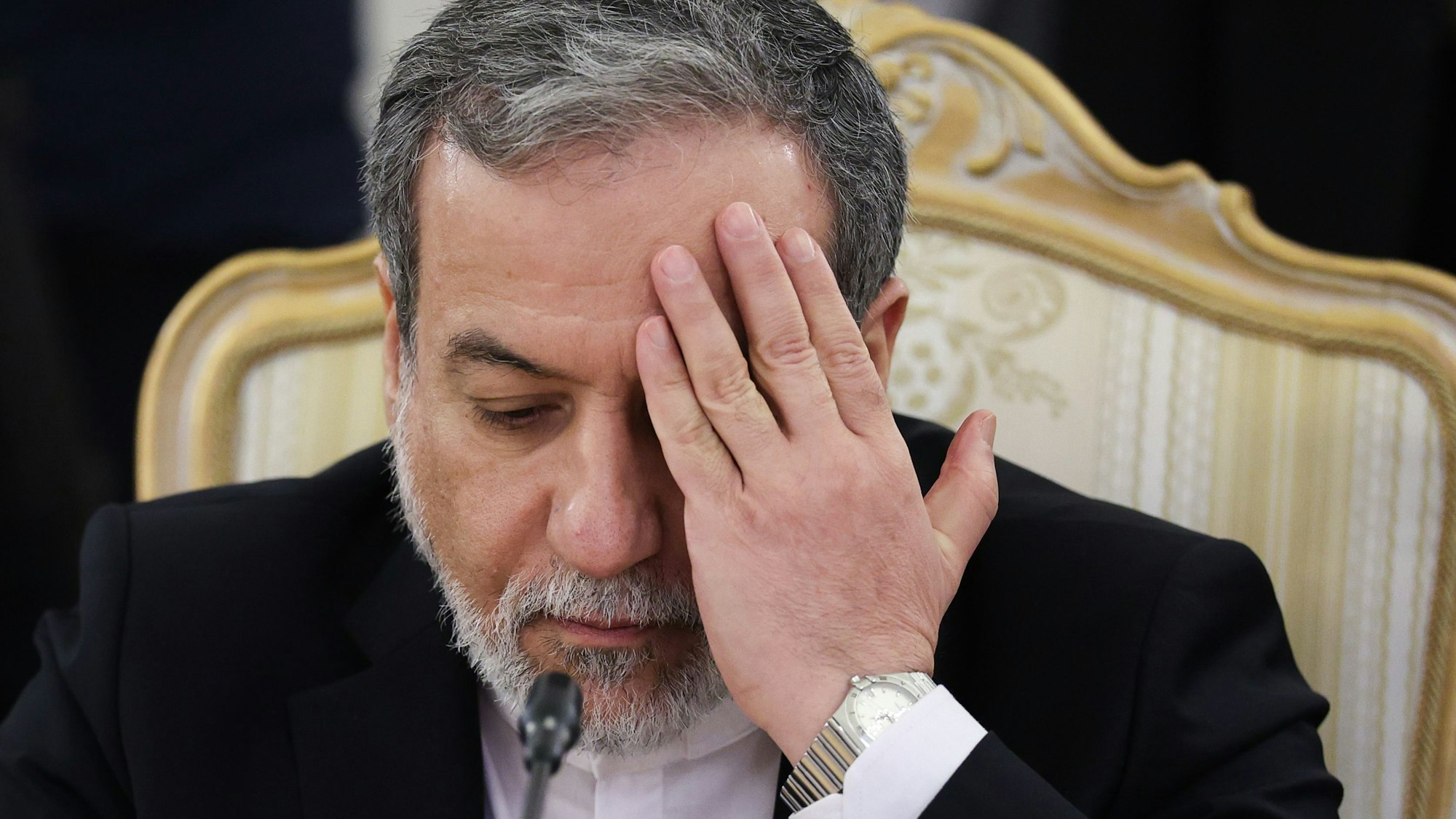 Der iranische Außenminister Abbas Araghtschi gestikuliert während eines Treffens mit dem russischen Außenminister Lawrow in Moskau. (Archivbild)