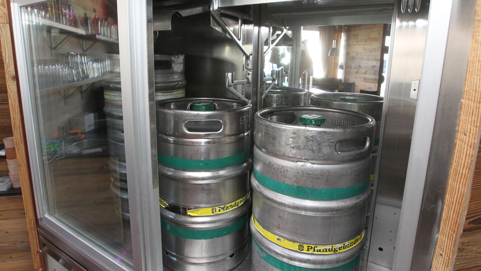 Als Eyecatcher stappelt sich im ehemaligen Fleischschrank die Bierfässer.