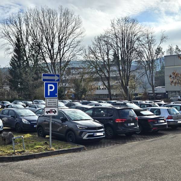 Blick auf den vollen Parkplatz an der Aachener Straße. Im Hintergrund ist das Berufskolleg zu sehen.