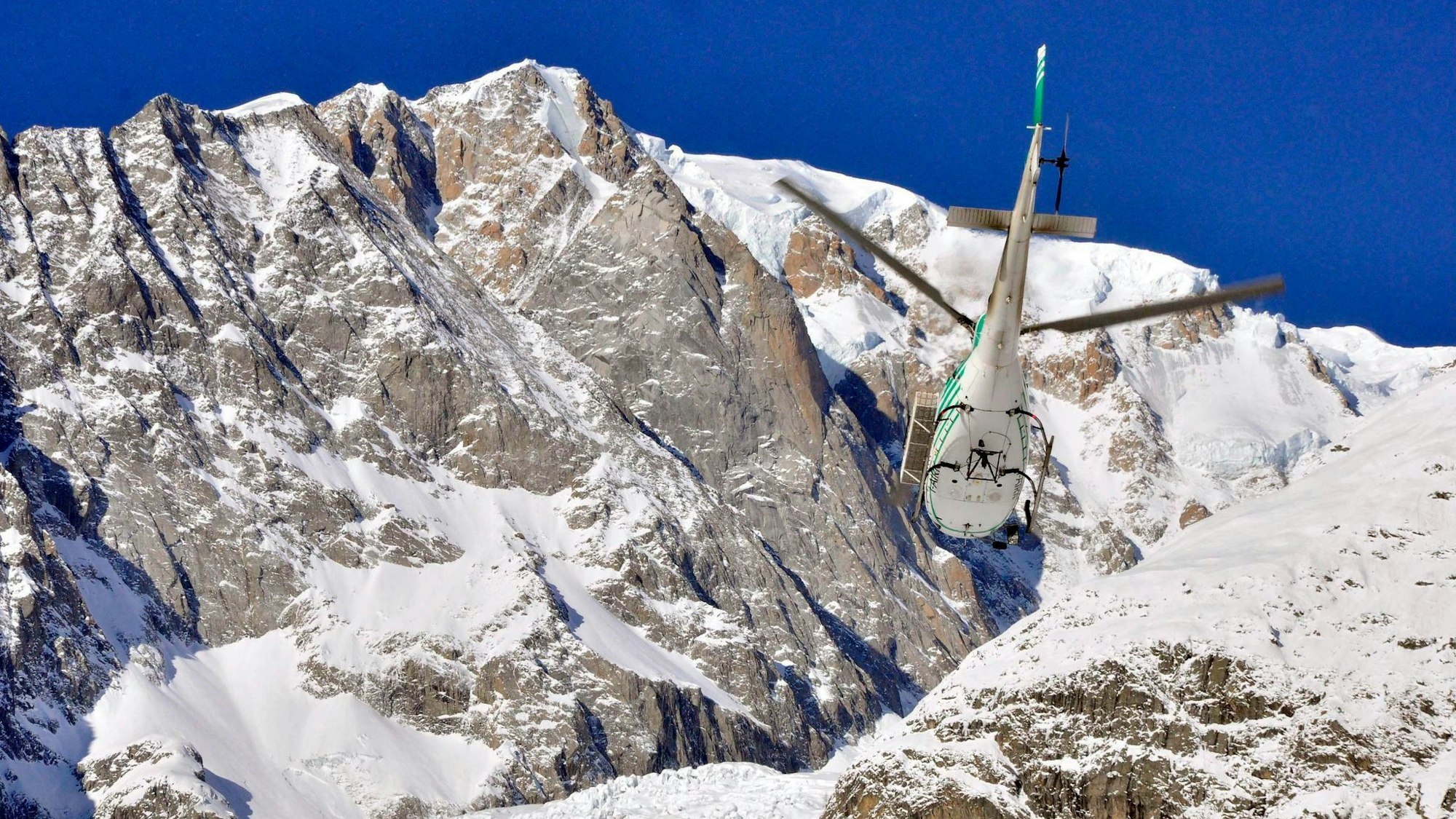 Rettungsteams der Bergwacht suchen noch im Lawinengebiet nach möglicherweise Verschütteten. (Archivbild)